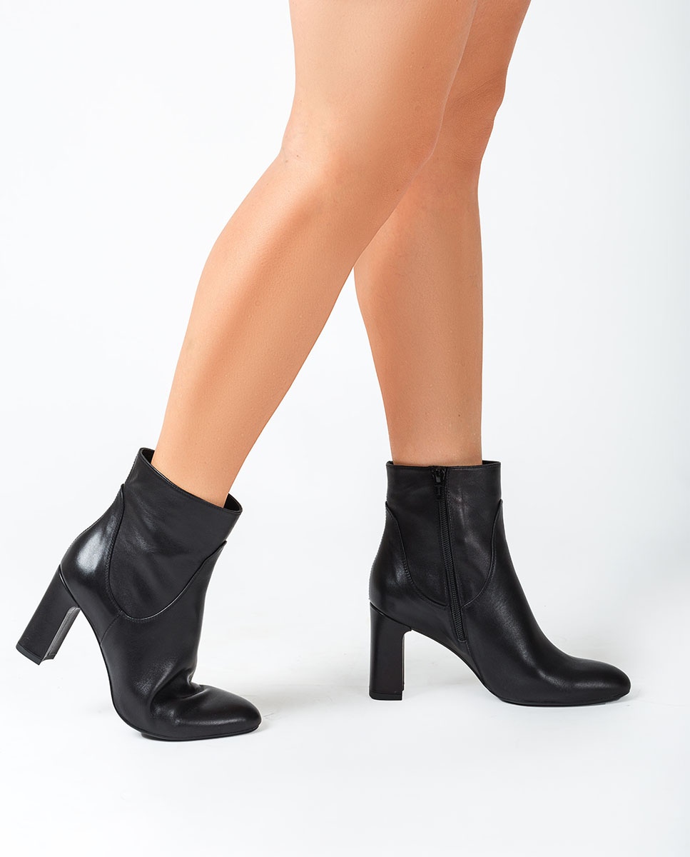 Heeled black leather ankle boots 